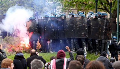 Enfrentamiento entre manifestantes y policías en París.