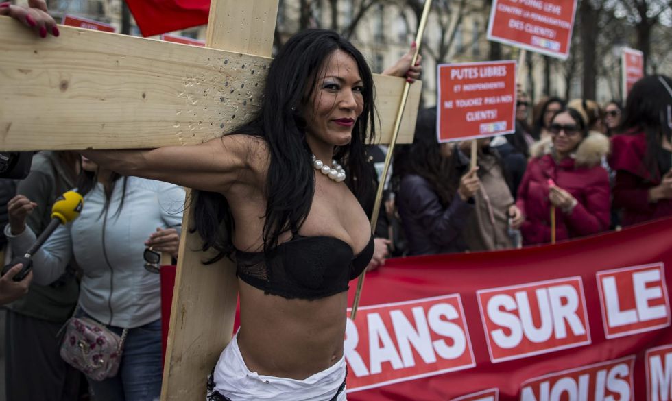 Trabalhadoras sexuais transgênero protestam em Paris.