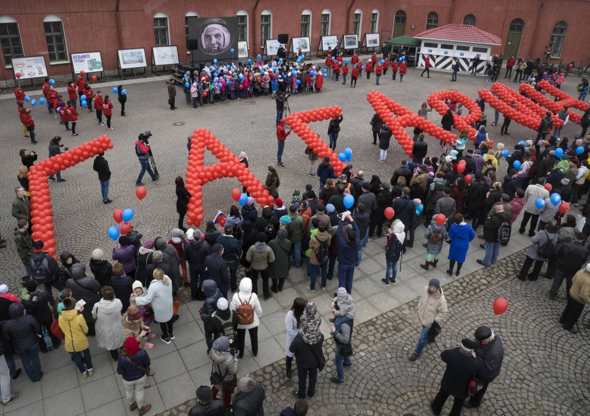 Ciudadanos de San Petersburgo sostienen globos con la palabra 'Gagarin'. Ciudadanos de San Petersburgo sostienen globos con la palabra 'Gagarin'.