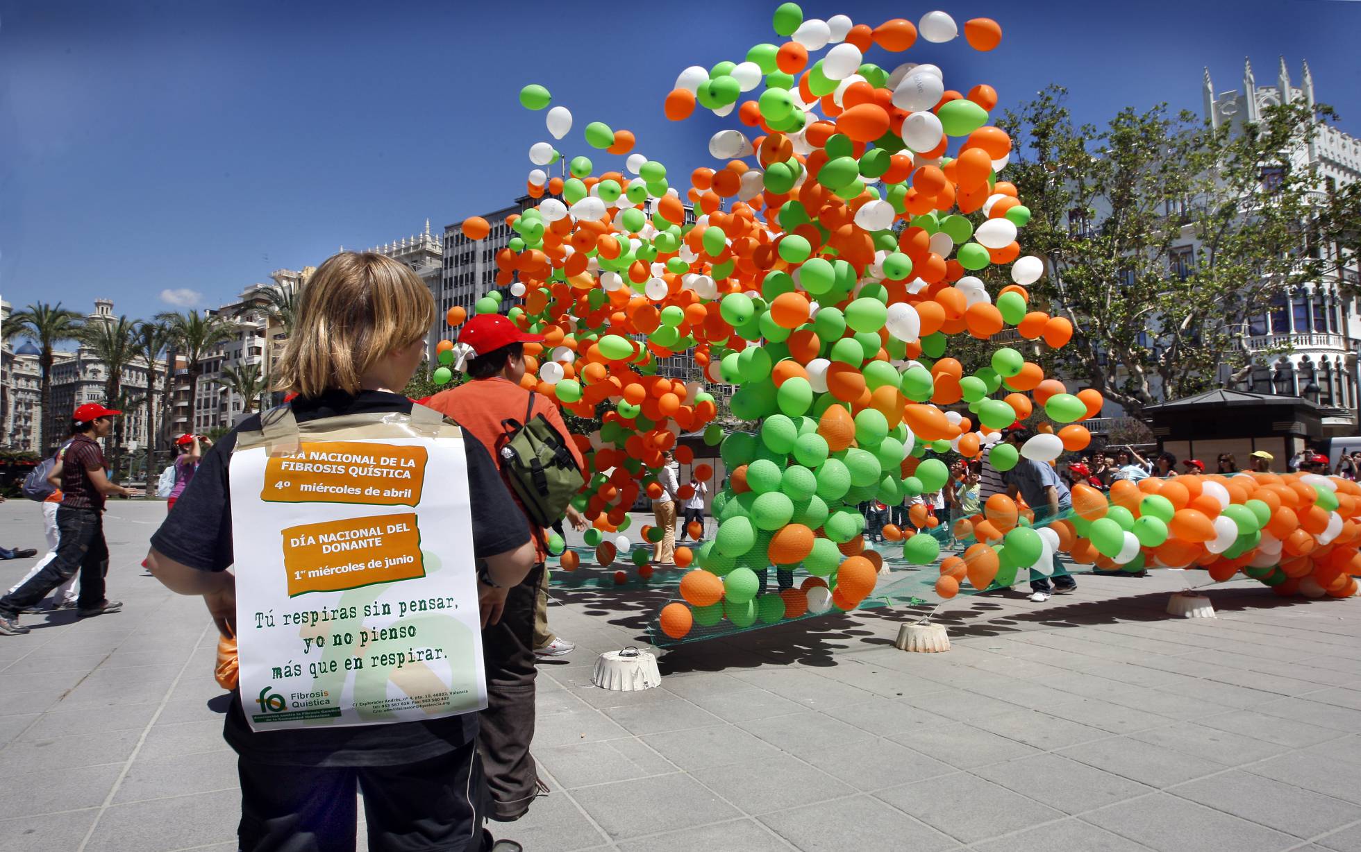 Enfermos de fibrosis quística sueltan globos en Valencia, hace unos años, en demanda de un diagnóstico precoz. Enfermos de fibrosis quística sueltan globos en Valencia, hace unos años, en demanda de un diagnóstico precoz.