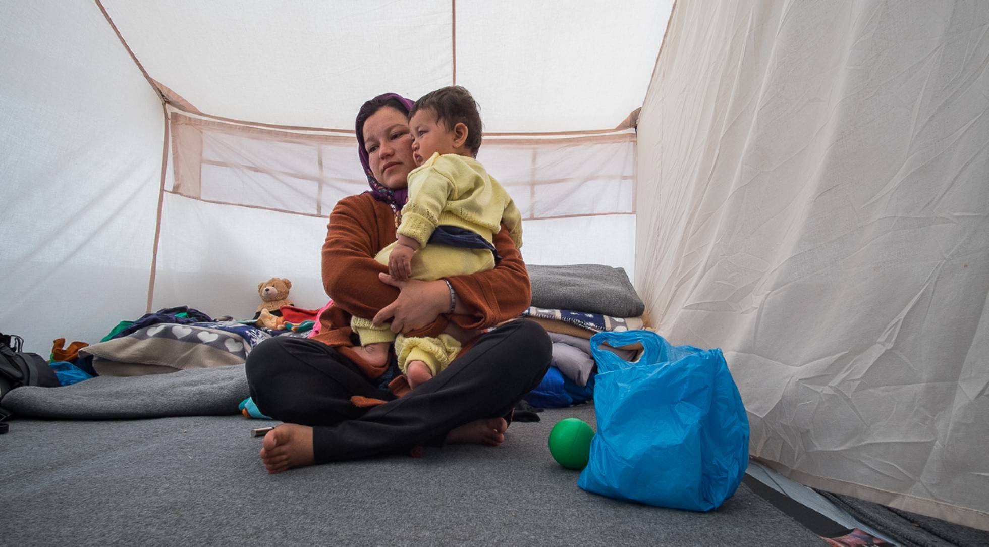 Mohyabim y su hija, en el campamento de Ellinikos. Mohyabim y su hija, en el campamento de Ellinikos.