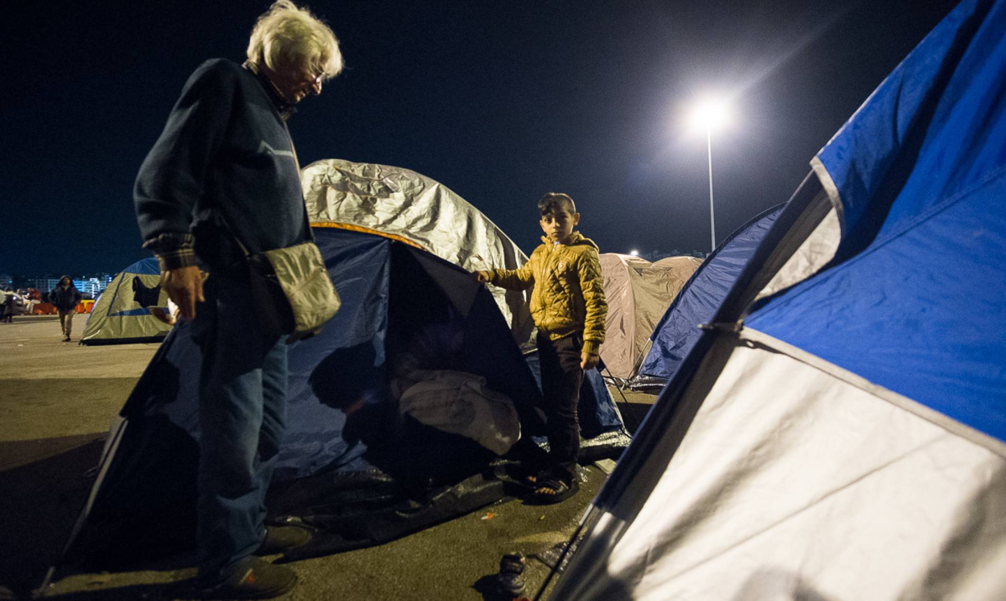 Samir, refugiado Sirio, y su nieto, en su tienda de campaña del puerto del Pireo. Samir, refugiado Sirio, y su nieto, en su tienda de campaña del puerto del Pireo.