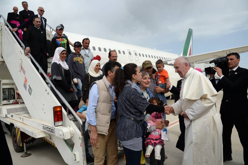 El Papa se despide en Roma del grupo de refugiados a los que trajo en su avión desde la isla de Lesbos.