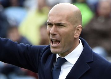 Real Madrid's French coach Zinedine Zidane gestures during the Spanish league football match Getafe CF vs Real Madrid CF at the Coliseum Alfonso Perez stadium in Getafe on April 16, 2016.  AFP PHOTO  GERARD JULIEN