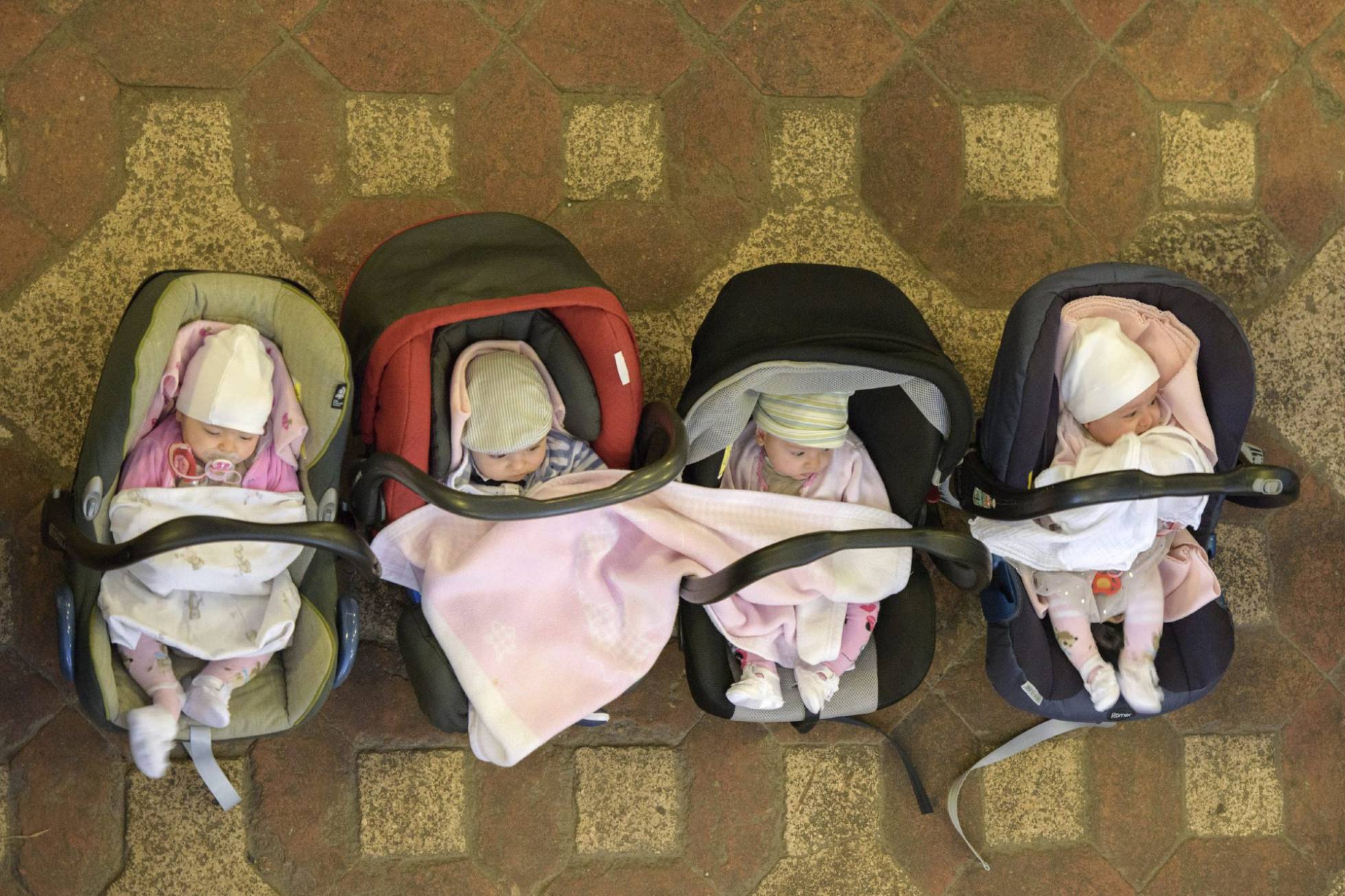 Los cuatrillizos Xhesika, Frederik, Amelia y Olivia, de una familia de refugiados albanos, durante su bautizo en la iglesia de Jena-Winzerla (Alemania). EFE Los cuatrillizos Xhesika, Frederik, Amelia y Olivia, de una familia de refugiados albanos, durante su bautizo en la iglesia de Jena-Winzerla (Alemania). EFE