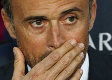 Football Soccer - Barcelona v Valencia - Spanish Liga BBVA - Camp Nou stadium, Barcelona - 17416Barcelona's coach Luis Enrique gestures before their game against Valencia. REUTERSAlbert Gea