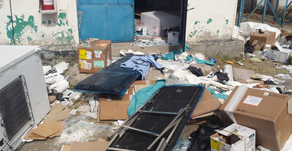 Las camillas y el material del centro médico, después de ser arrasado.