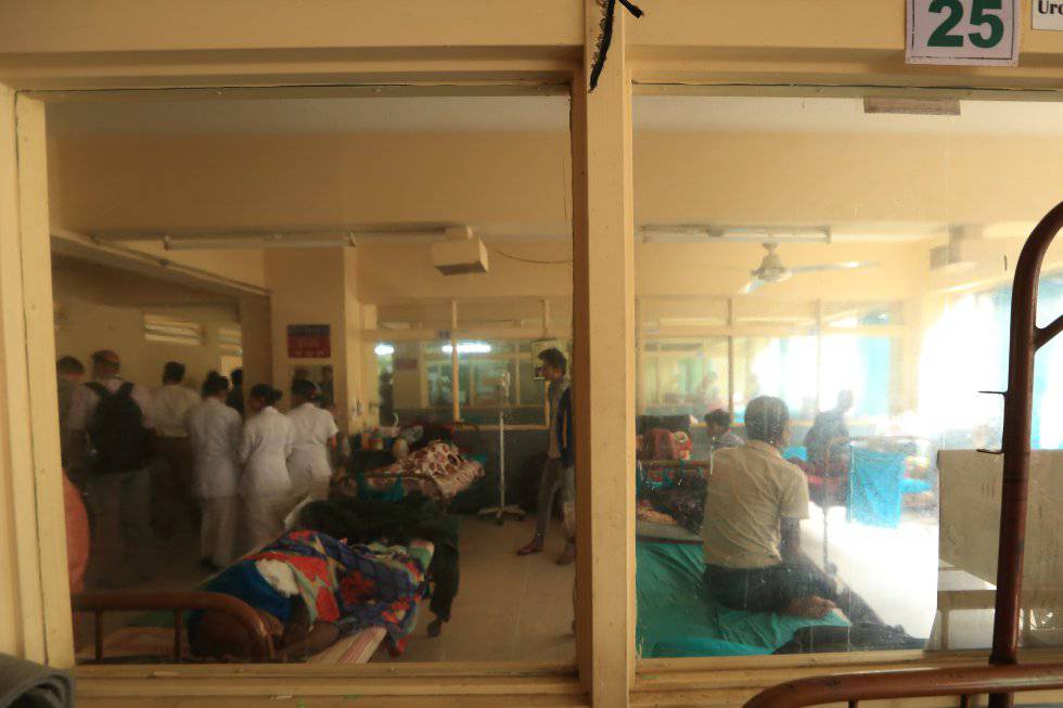 Cristal reforzado con plástico para evitar que caiga sobre los enfermos en el Tribhuvan University Teaching Hospital (TUTH) de Katmandu.