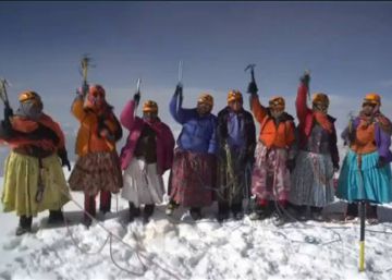 15 cholitas bolivianas escalan su tercera montaña de 6.000 metros 15 cholitas bolivianas escalan su tercera montaña de 6.000 metros