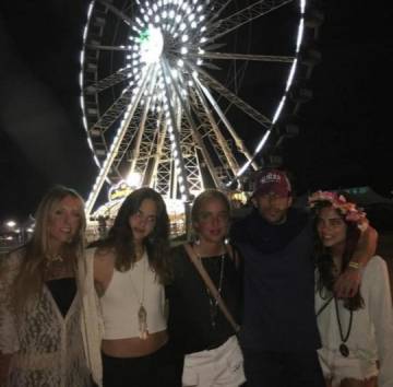 Alonso Aznar con amigas en Coachella. Alonso Aznar con amigas en Coachella.