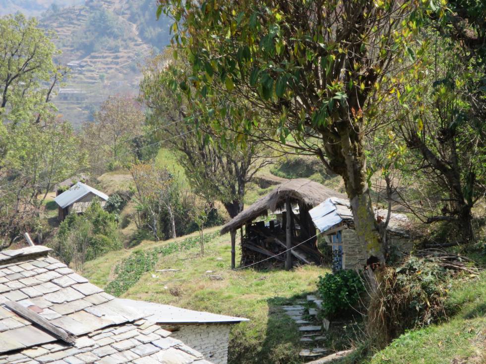 Approaching the remote village of Danda Kateri.