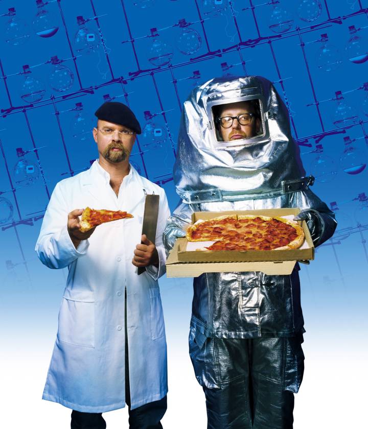 Jamie Hyneman y Adam Savage en el programa de televisión 'MythBusters' (2003). La ciencia aplicada a la pizza. Jamie Hyneman y Adam Savage en el programa de televisión