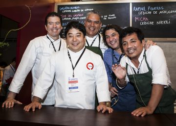 De izquierda a derecha, Rafael Piqueras, Mitsuharu Tsumura, José del Castillo, Gastón Acurio y Héctor Solís. Son la Pandilla de Leche de Tigre, en el Foro Internacional de Turismo y Gastronomía de Lima. De izquierda a derecha, Rafael Piqueras, Mitsuharu Tsumura, José del Castillo, Gastón Acurio y Héctor Solís. Son la Pandilla de Leche de Tigre, en el Foro Internacional de Turismo y Gastronomía de Lima.