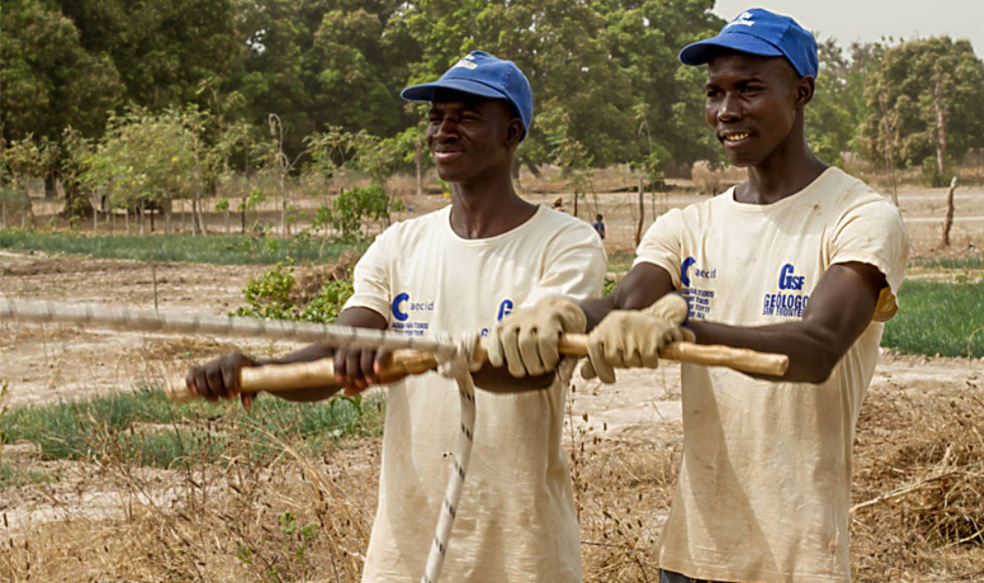 Mathieu y Fadio trabajan en la perforación de un sondeo en Beleko, Malí, en febrero de 2016. Mathieu y Fadio trabajan en la perforación de un sondeo en Beleko, Malí, en febrero de 2016.