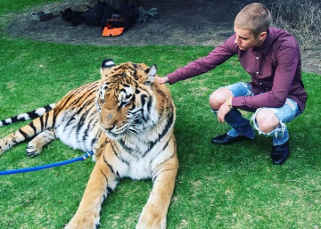 Justin Bieber, junto al tigre, en la fotografía publicada en su Instagram. Justin Bieber, junto al tigre, en la fotografía publicada en su Instagram.