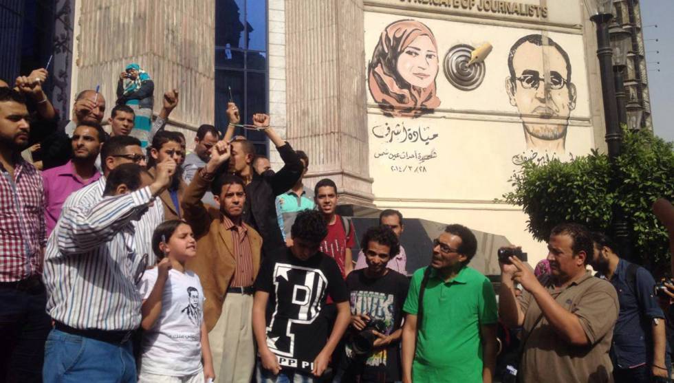 Varios periodistas protestan frente al Sindicato de Periodistas en El Cairo el lunes 2 de mayo.