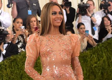 MET Gala 2016: Beyoncé, enrolada em látex e sem Jay-Z