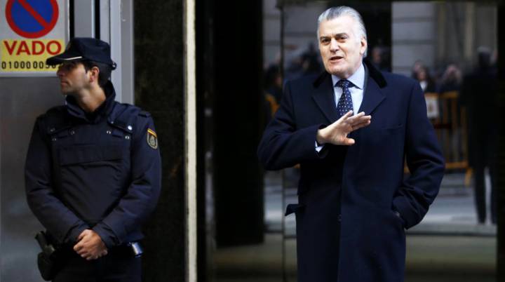 Salida de Bárcenas de la Audiencia Nacional, en una imagen de archivo.rn Salida de Bárcenas de la Audiencia Nacional, en una imagen de archivo.rn