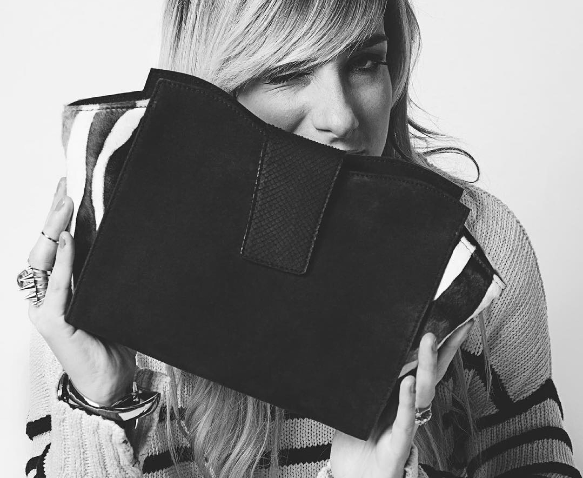 La diseñadora Sara Giunti, con uno de los bolsos de su marca L'ED Emotion Design. La diseñadora Sara Giunti, con uno de los bolsos de su marca L'ED Emotion Design.