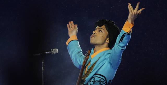 Prince, en su actuación en la media parte de la Super Bowl en 2007. Prince, en su actuación en la media parte de la Super Bowl en 2007.