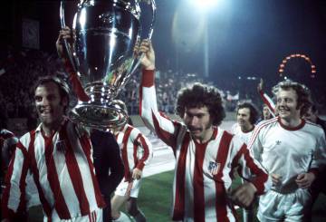 Los jugadores del Bayern de Múnich, con Paul Breitner a la cabeza, alzan triunfales (y con la camiseta del Atleti puesta) la Copa de Europa de 1974.
