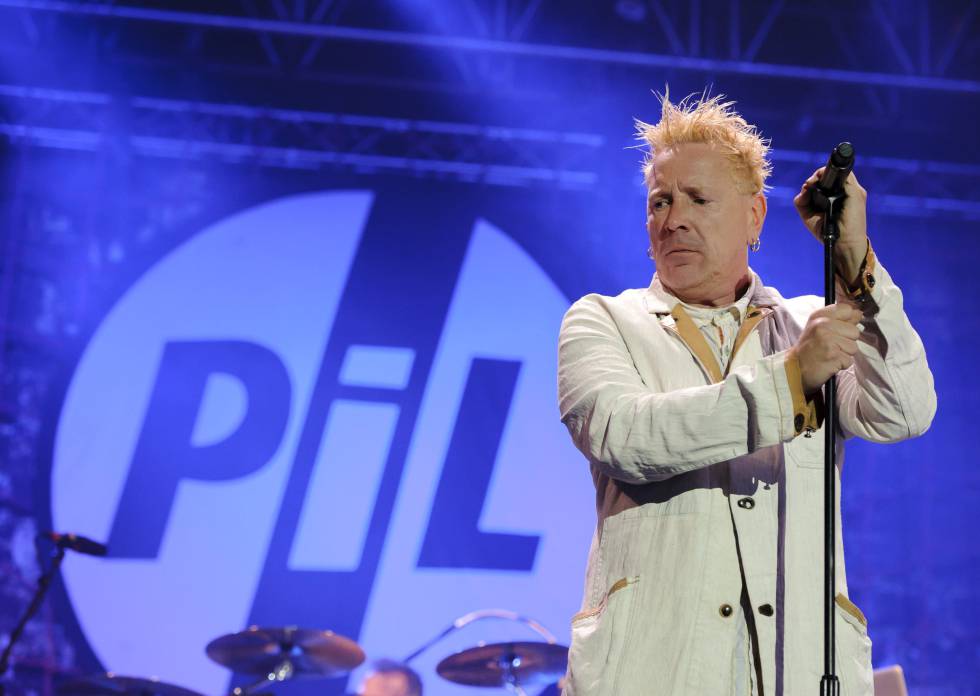 Lydon durante una actuación con su grupo, PIL. Lydon durante una actuación con su grupo, PIL.