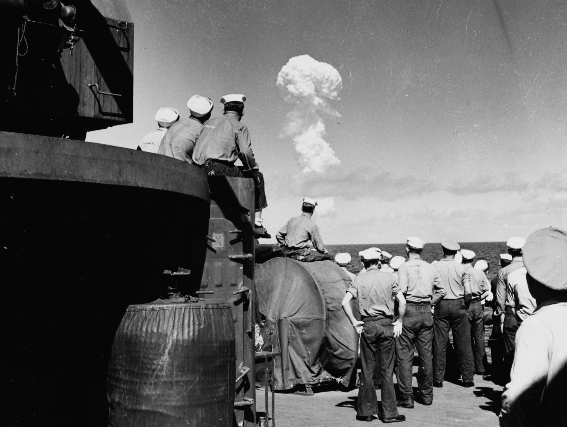 Militares observan la prueba nuclear Able el 1 de julio de 1946, en Bikini. Militares observan la prueba nuclear Able el 1 de julio de 1946, en Bikini.