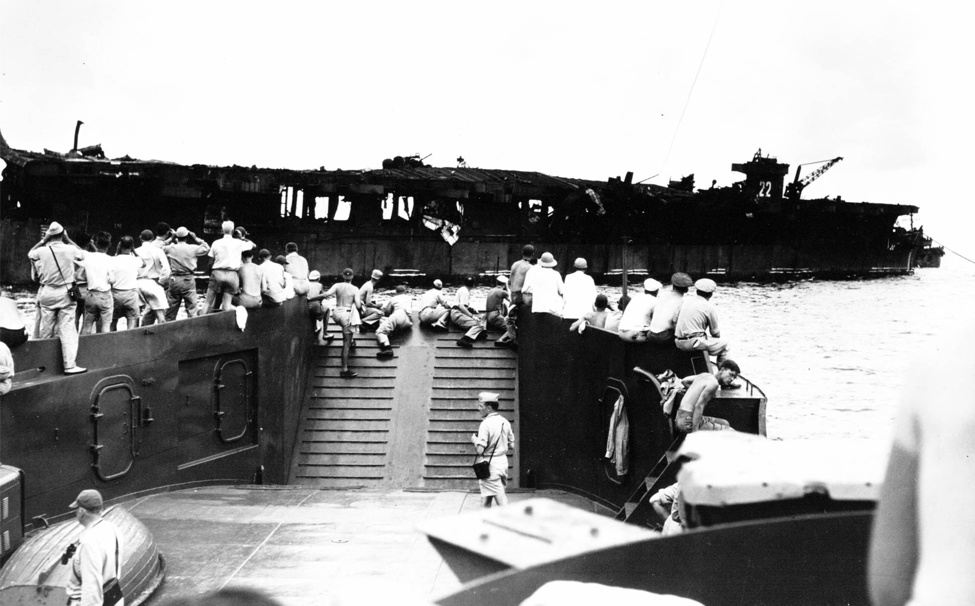 Militares observan el 'USS Independence' tras la bomba del 1 de julio de 1946. Militares observan el 'USS Independence' tras la bomba del 1 de julio de 1946.
