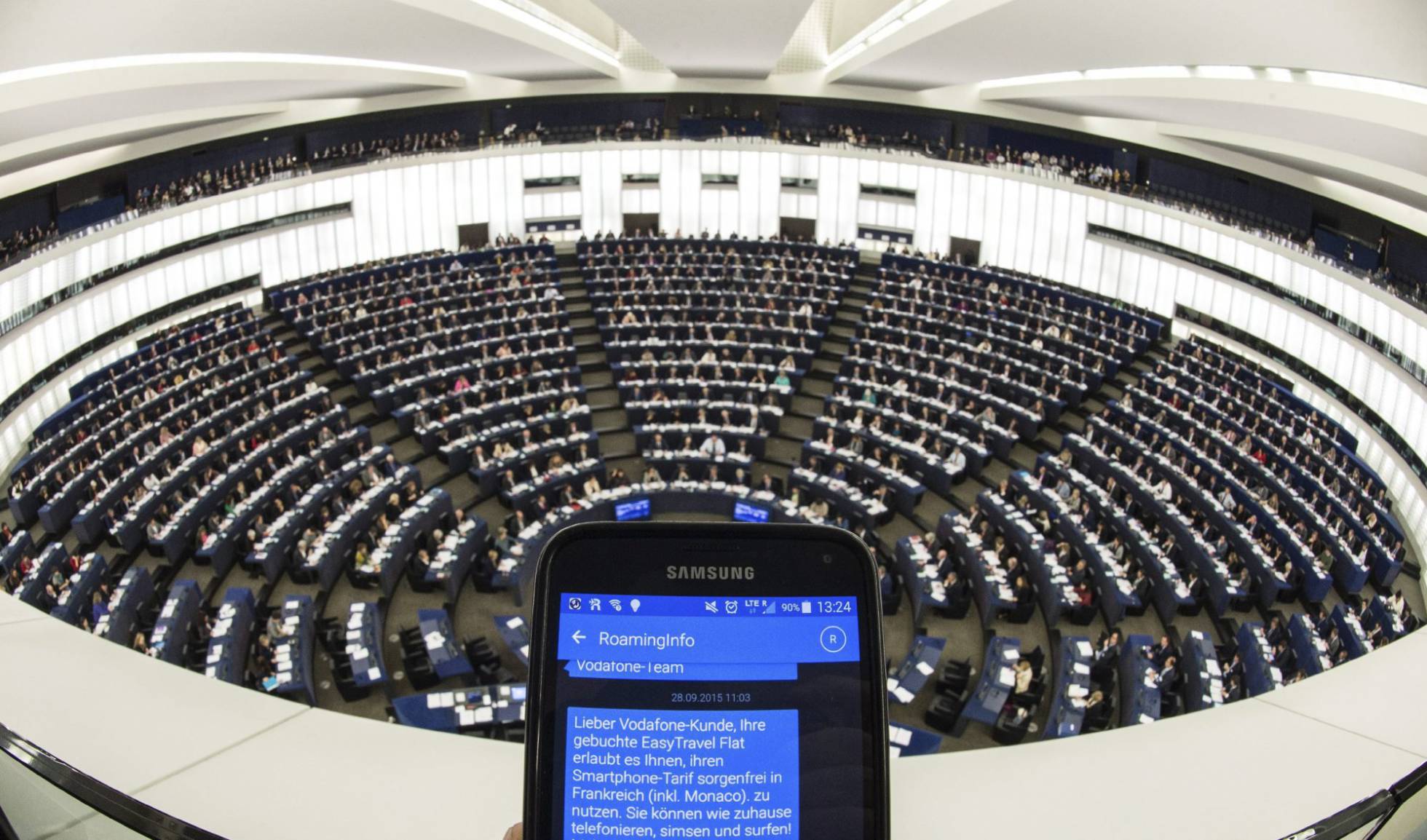 Una persona muestra su teléfono móvil durante un pleno del Parlamento Europeo en Estrasburgo Una persona muestra su teléfono móvil durante un pleno del Parlamento Europeo en Estrasburgo