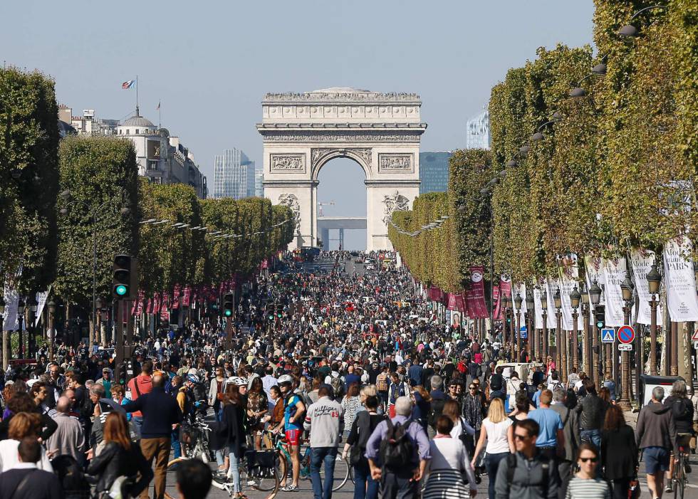 Cientos de personas caminan por los Campos Elíseos de París celebrando el "día sin coches" 