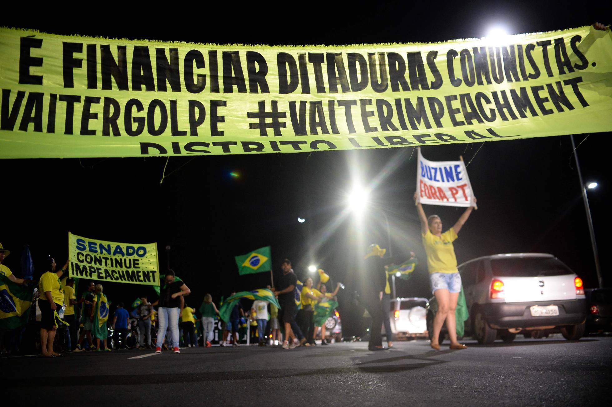 Opositores a Dilma Rousseff manifestam-se nas ruas de Brasília. Opositores a Dilma Rousseff manifestam-se nas ruas de Brasília.