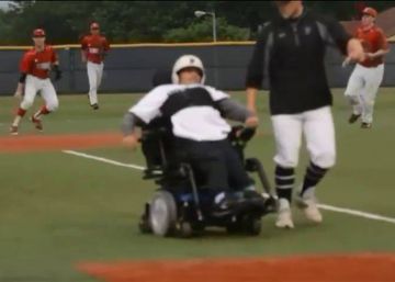 Un joven con discapacidad juega béisbol por primera vez