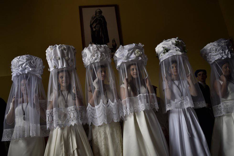 El Rocío sale hacia Doñana, procesión del Pan del Santo, en Santo Domingo de La Calzada, Un niño kurdo juega en un campo de amapolas.. Te mostramos las mejores fotos de la jornada.