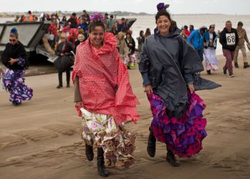 La hermandad rociera de Sanlúcar en el paso de Bajo de Guía dirección a Doñana