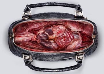 La campaña de PETA que muestra la realidad detrás de tu bolso de piel