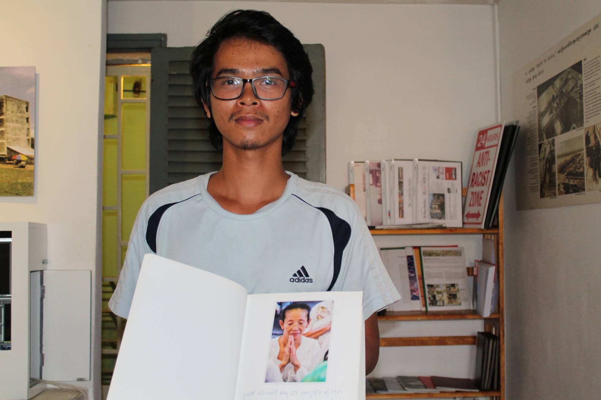 Phanith ha visto como hasta en tres ocasiones lo expulsaban de su casa. Hoy dedica su vida a recopilar la historia de los habitantes del White Building. Phanith ha visto como hasta en tres ocasiones lo expulsaban de su casa. Hoy dedica su vida a recopilar la historia de los habitantes del White Building.