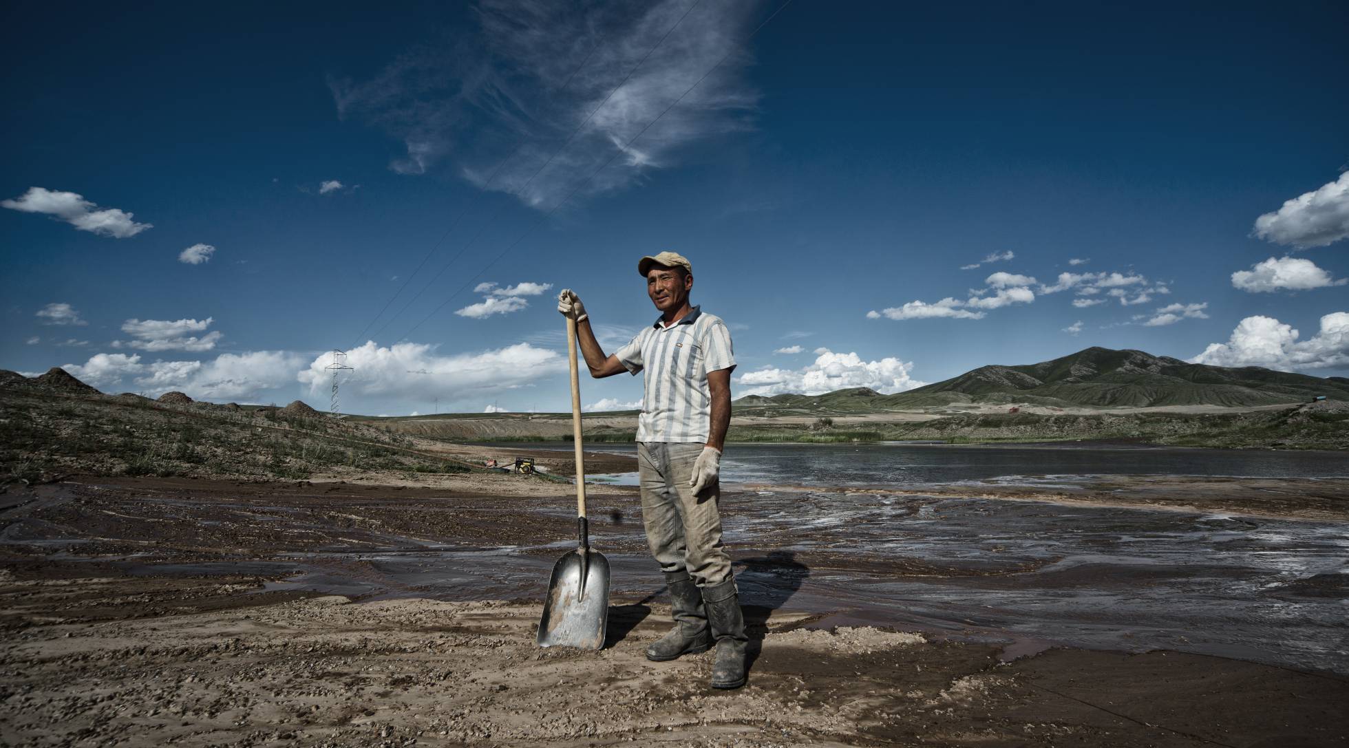 Ganbold posa frente al pequeño lago en el que busca oro. Ganbold posa frente al pequeño lago en el que busca oro.