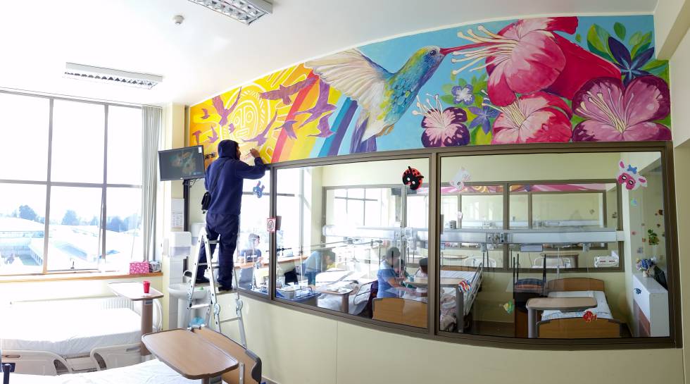 Cada sala de la unidad de Pediatría y Neonatología contiene murales con fragmentos de cuentos de los pueblos originarios huilliches, kaweskar, aymara, rapa nui, diaguita y selknam.