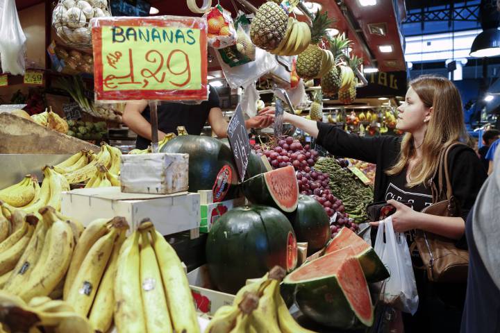 Una mujer compra fruta en el mercado de la Boquería (Barcelona). Una mujer compra fruta en el mercado de la Boquería (Barcelona).