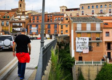 Un hombre camina sobre el puente de entrada a Tordesillas.