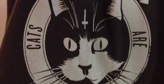 Multada por la Ley Mordaza por llevar un bolso con la cara de un gato