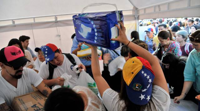 Donación de objetos para Venezuela en Bogotá.