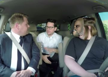 La Chewbacca más famosa de Facebook conoce al director de 'Star Wars'