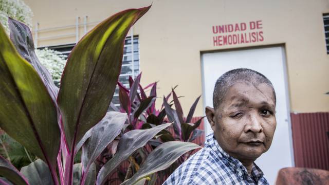 Héctor Miguel Corea, ante la unidad de hemodiálisis.