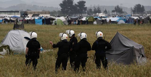 La policía griega comienza a desalojar Idomeni.