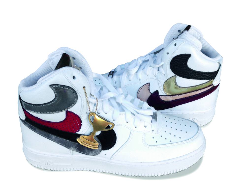 Unas Air Force 1 de Nike obra de The Shoe Sugeon.