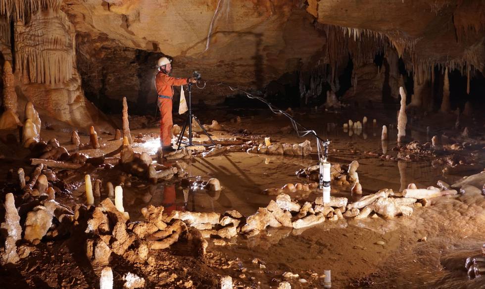 Un investigador estudia las construcciones de la cueva de Bruniquel, en Francia