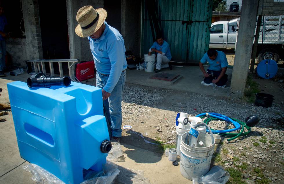 Técnicos instalan el sistema en una casa.