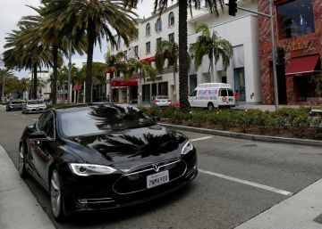¿Una siesta a bordo del Tesla automático?