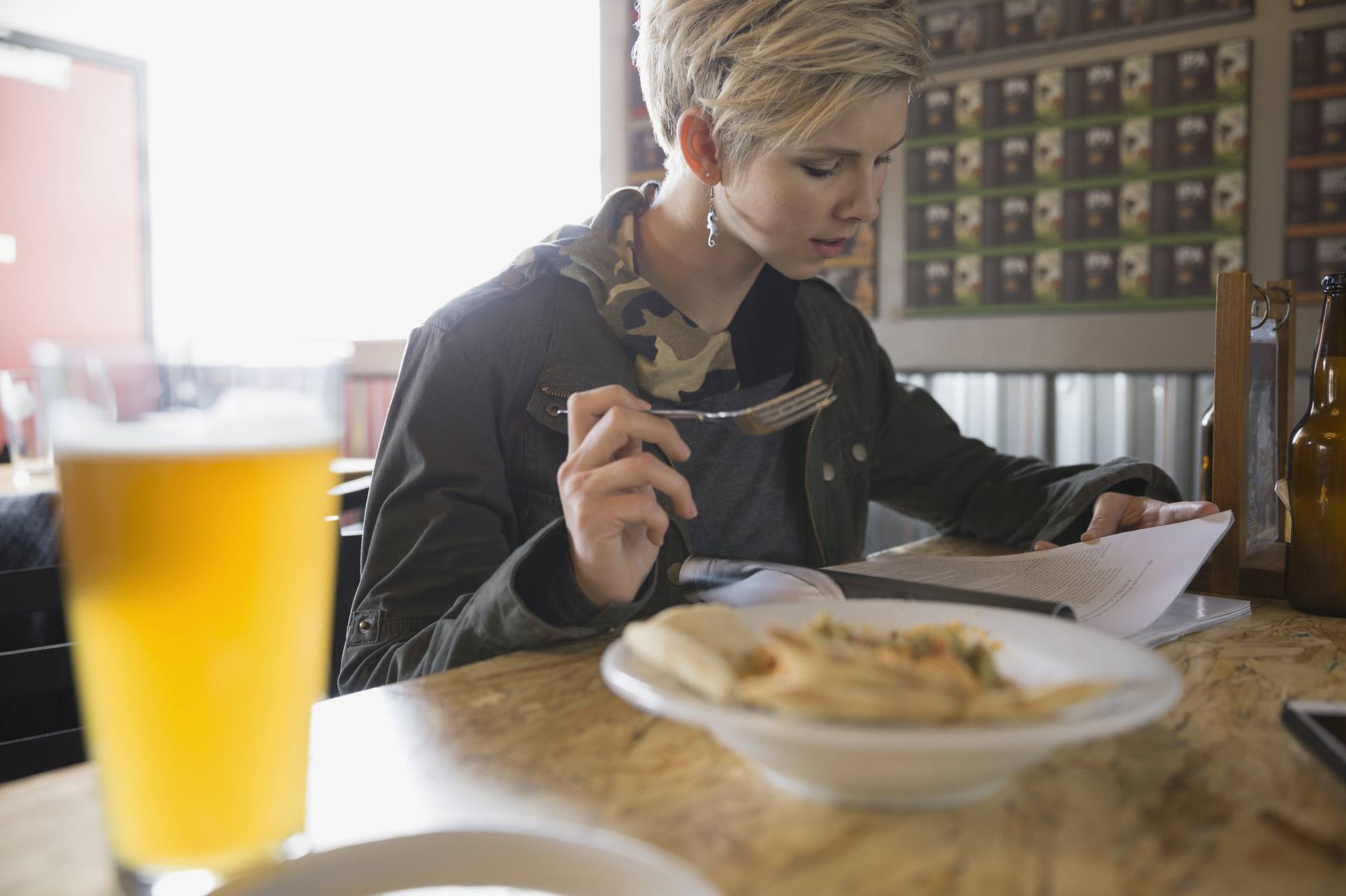 Una mujer come mientras lee. Una mujer come mientras lee.